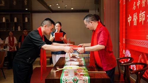 名中医杨辉教授带徒仪式在长沙举行(图1) 名中医杨辉教授带徒仪式在长沙举行(图1)