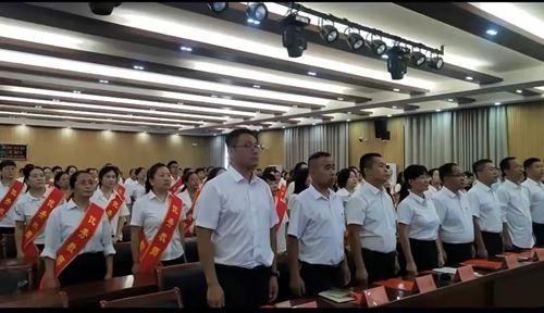 魏县第二中学举行2025年教师节表彰大会(图3) 魏县第二中学举行2025年教师节表彰大会(图3)