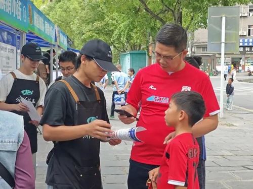 湘超现场湖邑茶集免费送万杯保靖黄金茶新茶饮,引爆湘西茶韵热潮(图2) 湘超现场湖邑茶集免费送万杯保靖黄金茶新茶饮,引爆湘西茶韵热潮(图2)