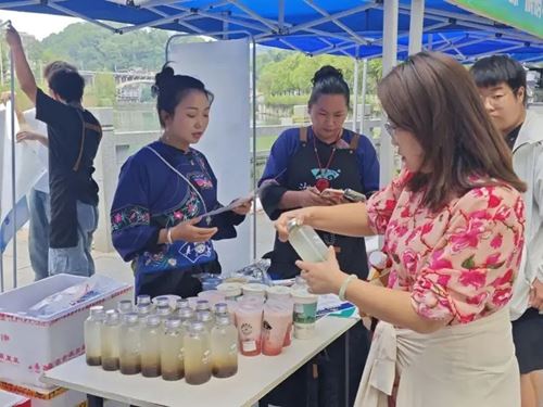 湘超现场湖邑茶集免费送万杯保靖黄金茶新茶饮,引爆湘西茶韵热潮(图3) 湘超现场湖邑茶集免费送万杯保靖黄金茶新茶饮,引爆湘西茶韵热潮(图3)