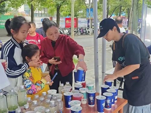 湘超现场湖邑茶集免费送万杯保靖黄金茶新茶饮,引爆湘西茶韵热潮(图5) 湘超现场湖邑茶集免费送万杯保靖黄金茶新茶饮,引爆湘西茶韵热潮(图5)