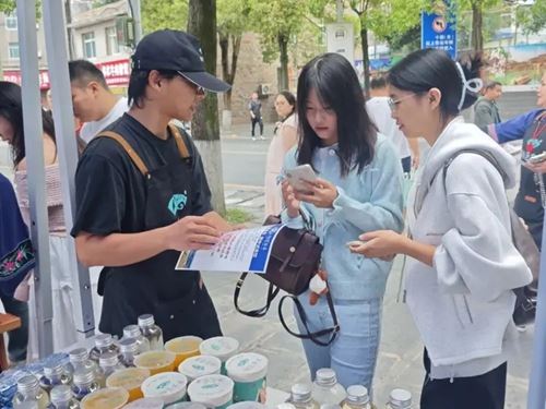 湘超现场湖邑茶集免费送万杯保靖黄金茶新茶饮,引爆湘西茶韵热潮(图7) 湘超现场湖邑茶集免费送万杯保靖黄金茶新茶饮,引爆湘西茶韵热潮(图7)