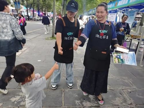 湘超现场湖邑茶集免费送万杯保靖黄金茶新茶饮,引爆湘西茶韵热潮(图9) 湘超现场湖邑茶集免费送万杯保靖黄金茶新茶饮,引爆湘西茶韵热潮(图9)