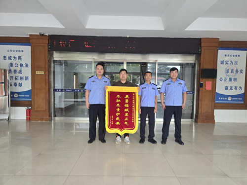 民警细心追凶破案,事主送锦旗致谢(图1) 民警细心追凶破案,事主送锦旗致谢(图1)