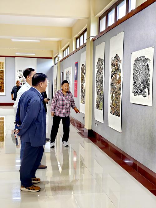 枣庄市人大办公室离退休第一党支部开展“铭记抗战历史、汲取奋进力量”主题党日(图2) 枣庄市人大办公室离退休第一党支部开展“铭记抗战历史、汲取奋进力量”主题党日(图2)