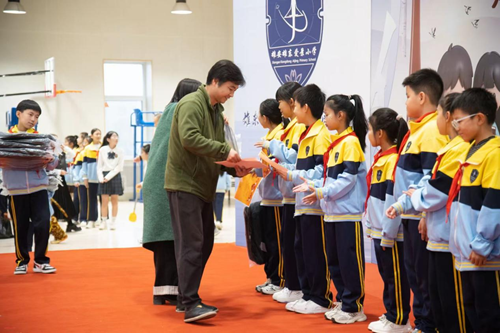 登高“阅”古今,双语“瞰”世界——雄东爱景小学双语阅读节圆满落幕(图12) 登高“阅”古今,双语“瞰”世界——雄东爱景小学双语阅读节圆满落幕(图12)