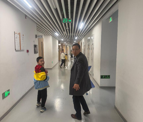 一位校长的弯腰,藏着师者最本真的模样(图1) 一位校长的弯腰,藏着师者最本真的模样(图1)