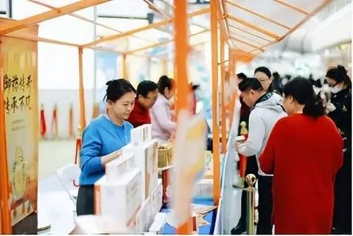 雕版印刻遇陶瓷雅韵,非遗技艺与陶瓷文化邂逅大兴机场(图2) 雕版印刻遇陶瓷雅韵,非遗技艺与陶瓷文化邂逅大兴机场(图2)